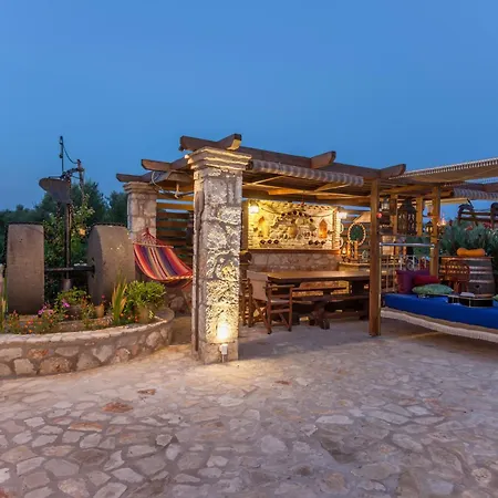 Villa Agro Art Boutique & Luxury - Two Art With Pools, Unique Decors, And A Treehouse Option